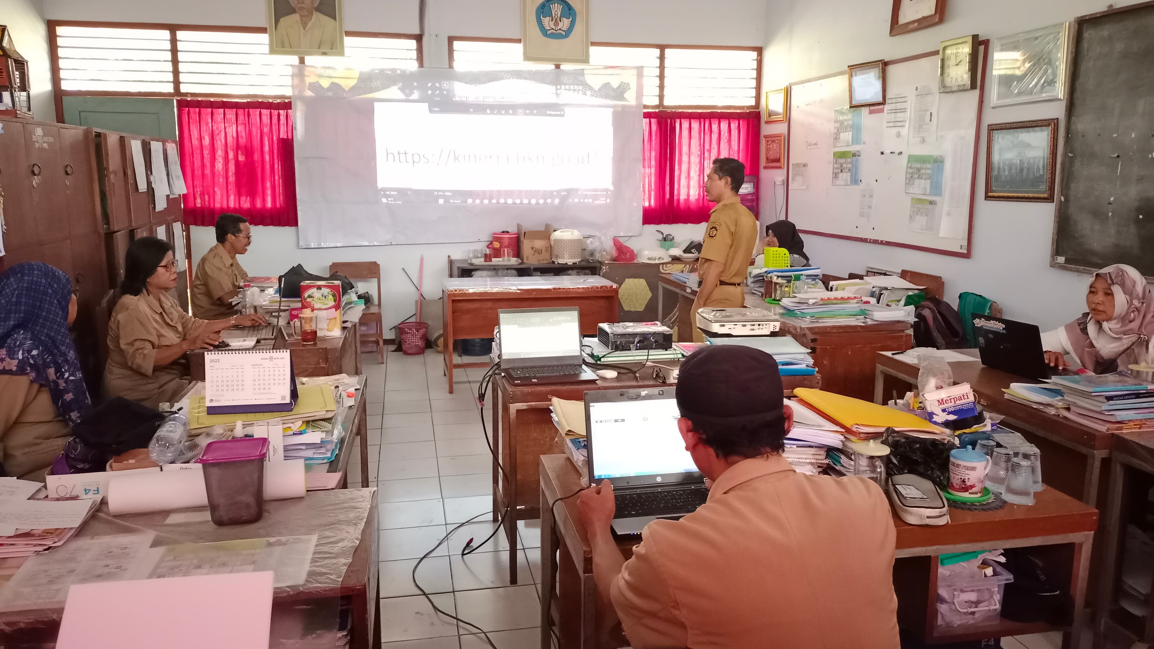 PENERAPAN KOMUNIKASI EFEKTIF DALAM MEMBANGUN SEMANGAT KERJA TENAGA PENDIDIK DAN KEPENDIDIKAN DI SMP NEGERI 3 SAMIGALUH